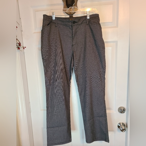 Lee Petites Woman's Relaxed Fit Straight Leg Mid-Rise Strech Pants, Size: 14P - Picture 2 of 16